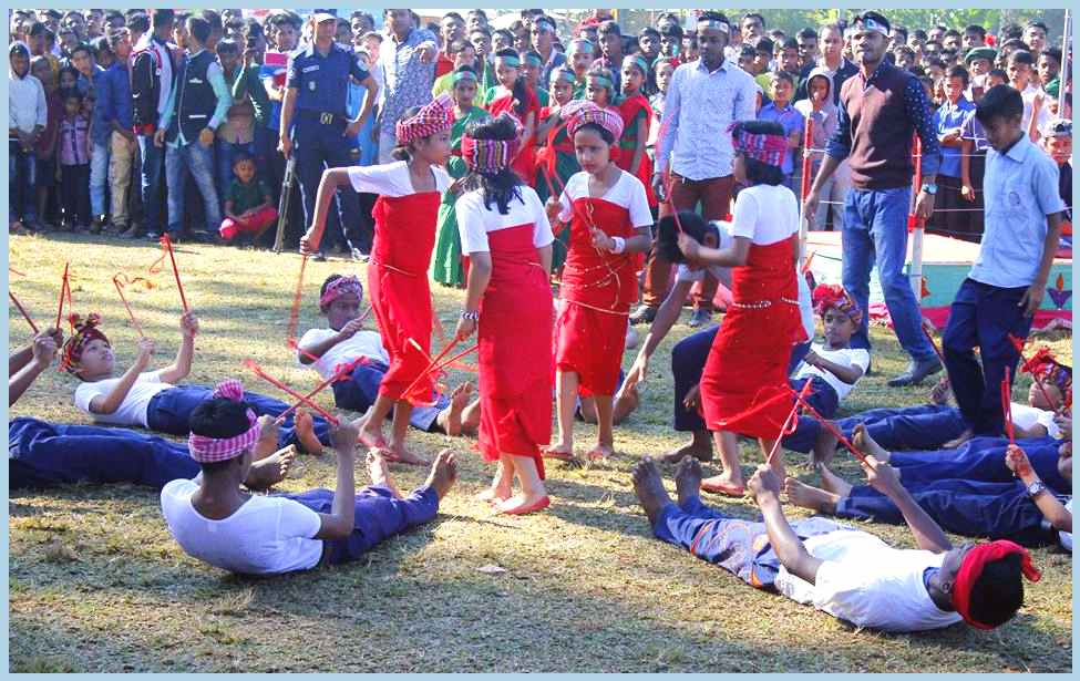 Khasiy-girls-and-boys-ar-dancing