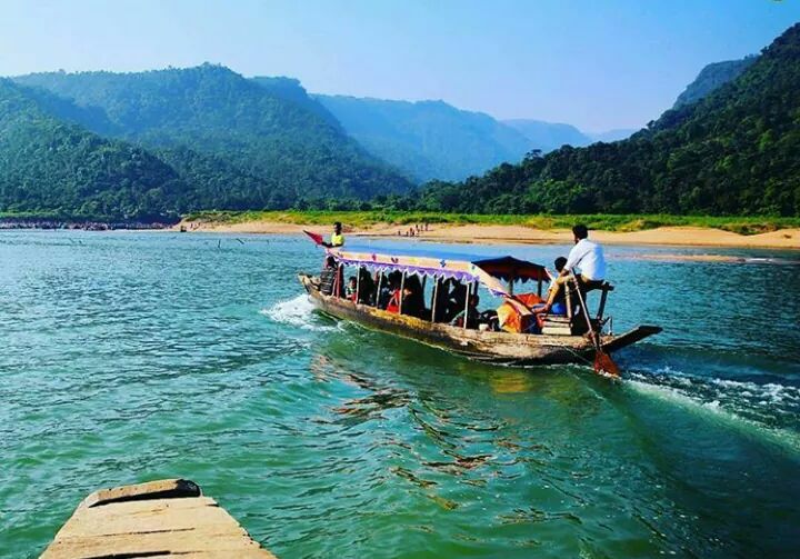 বিছানাকান্দি পাথুরে নদীর স্বচ্ছ বরফশীতল জলরাশি