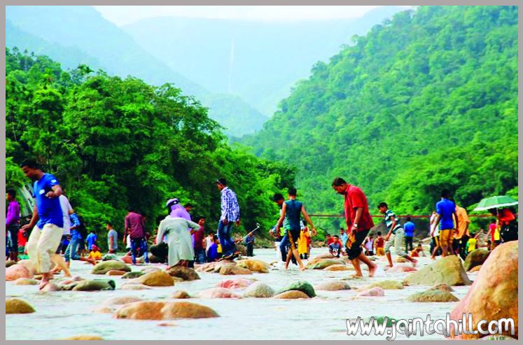 জাফলং-People-enjoying-nature
