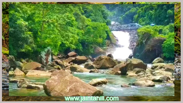 পানথুমাই-Pantumai-water-falls-with-stone